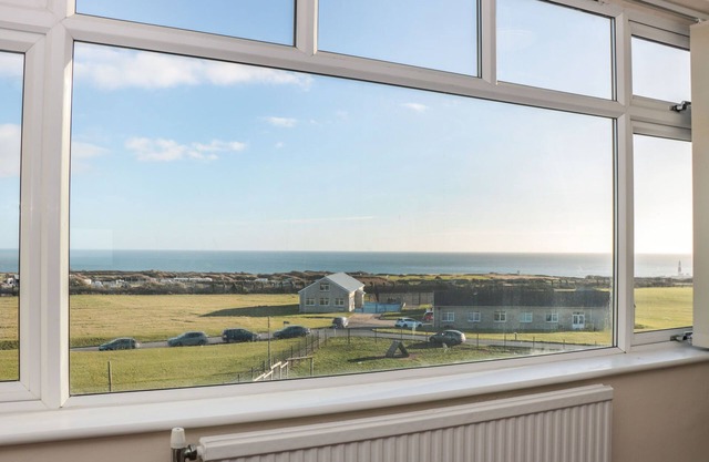 LIGHTHOUSE VIEW, country holiday cottage in Portland Bill