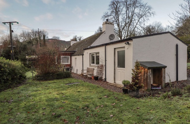 LILAC COTTAGE, pet friendly, with open fire in Strathpeffer