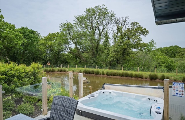 Lilac Lodge, 22 Roadford Lake Lodges - hot tub/pet friendly