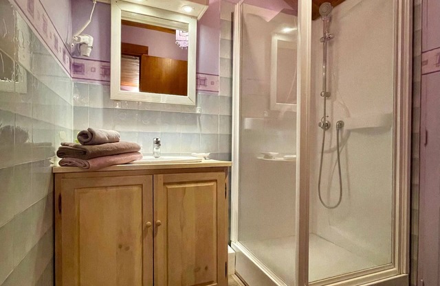 Lilas Room in Alleyras - Pets allowed, Guest table, Spacious grounds