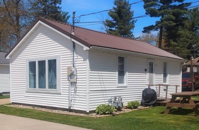 Lilly Pad North, Cottage #4 is on Shawano Lake, nestled among 4 other cottages. Beautifully located. Relaxing days on the beach and sunsets by the firepit are the best.