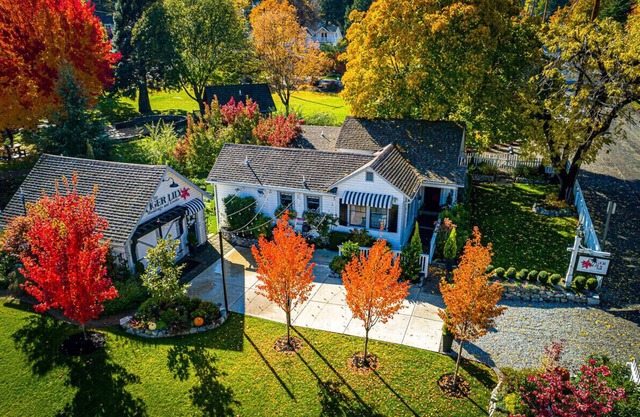 Lily Pad - #1 BEST LOCATION, STUNNING, ROMANTIC, FULL KITCHEN, OUTDOOR FIRE PIT