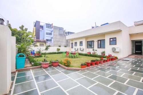 Lime Tree Studio Service Apartment Near Fortis Gurgaon