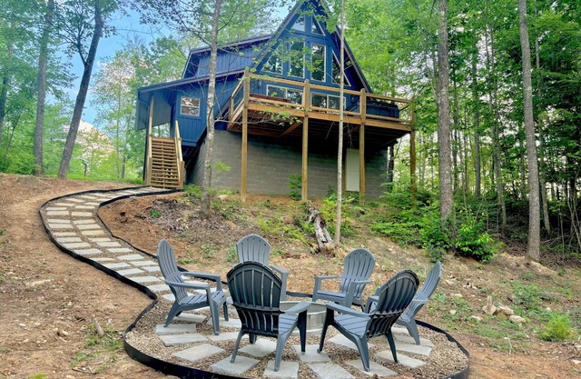Limestone Ridge- 2-bedroom, A-frame cabin in the Gorge with AC, WiFi, hot tub
