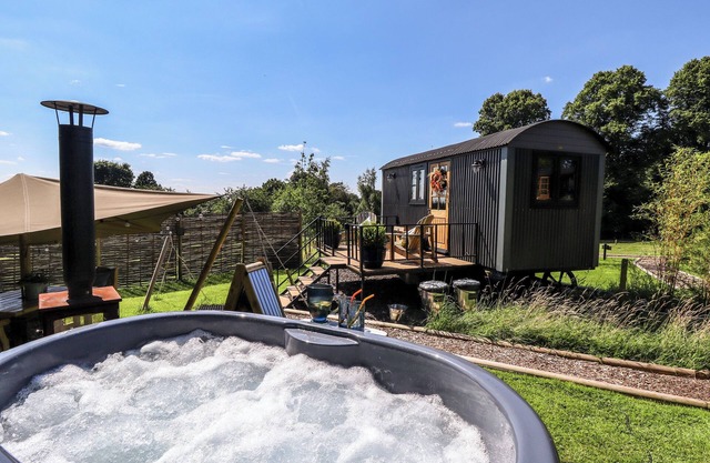 LIMETREE LUXURY GLAMPING SOUTHDOWN, romantic in Nottingham