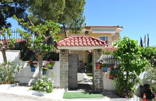 Linares Summerhouse is a family friendly residence in the Athenian Riviera.