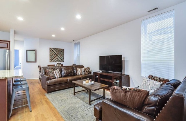 Lincoln Park Living - Suite 1