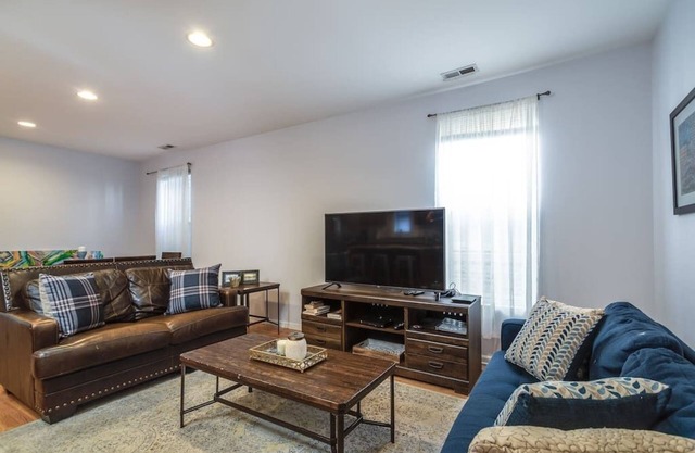 Lincoln Park Living - Suite 2!