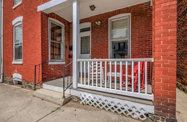 Lincoln Quarters, 2nd floor, Only 2 blocks to the center of town.