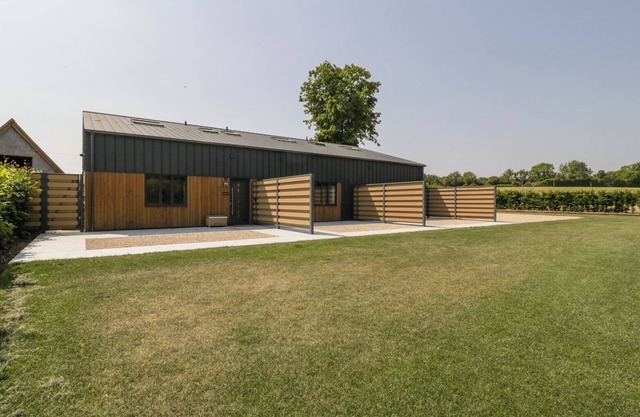LINDEN BARN, pet friendly, luxury holiday cottage in Wincanton