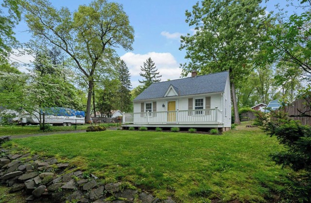 Linny's Lakeview Cottage - Cozy, fun & updated