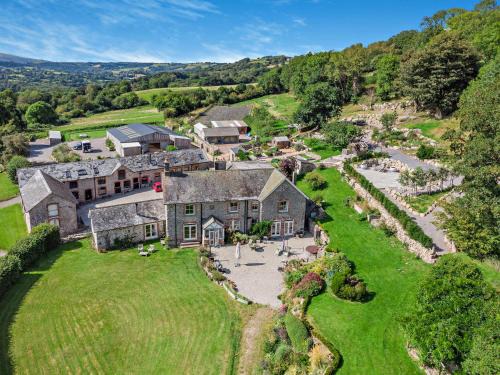 Linscott Farmhouse - Boutique retreat with hot tub and natural outdoor pool