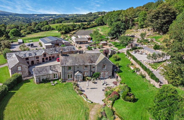 Linscott Farmhouse - Boutique retreat with hot tub and natural pool