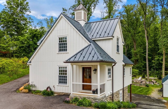 Lismore Carriage House - One Bedroom & Loft Sleeps 8 with Full Kitchen & 2 Baths