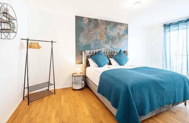 LiT LiVING: Luxus | Box SprIng | Parking | Garden
