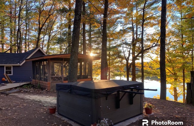 Liten Stuga ~ Romantic Getaway ~ Hot Tub with Stunning Lake View ~ Dog Friendly