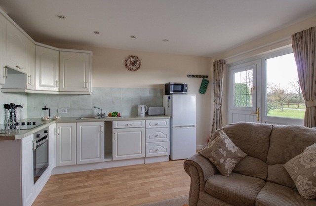 LITTLE BARN, romantic, with a garden in Wincanton