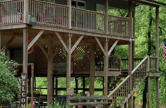 Little Bears Cozy Creekside Cabin at Up The Creek