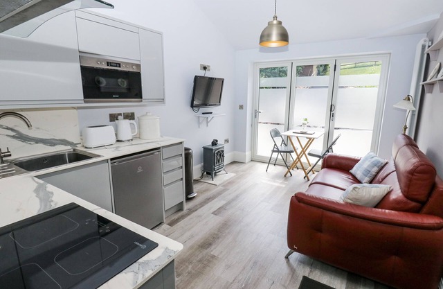 LITTLE BIRCHINLEA, pet friendly, character holiday cottage in Glossop