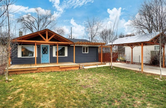 Little Blue Bungalow Pet Friendly, Fenced Yard!