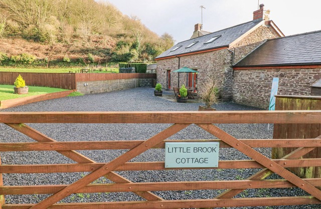 LITTLE BROOK COTTAGE, pet friendly, with open fire in Laugharne