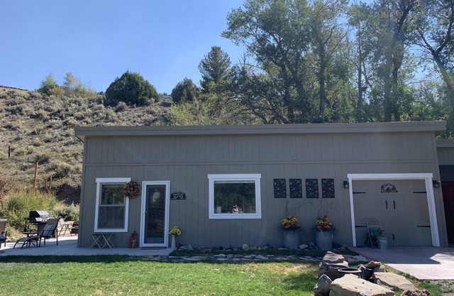 Little Den is an efficiency, cabin located on the Big Laramie River.