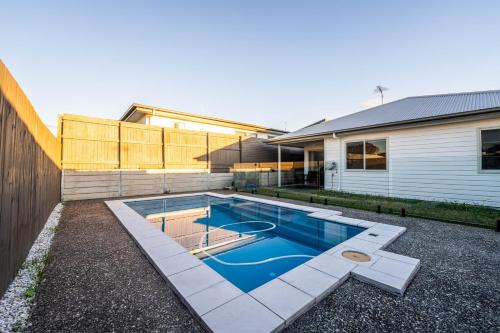 Little Hampton Retreat - Spacious 4 Bedroom 2 Bathroom House w Pool in Ripley