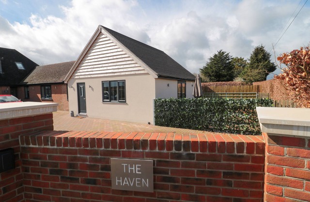 LITTLE HAVEN, pet friendly, with a garden in Blandford Forum