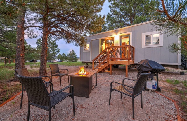 Little House on the Ranch - Cozy, fun TINY HOME