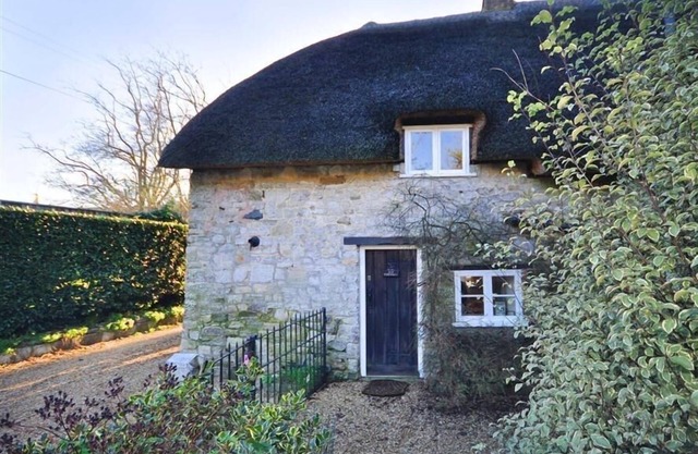 LITTLE IVY, pet friendly, with a garden in West Lulworth