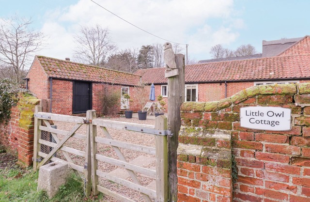 LITTLE OWL COTTAGE, pet friendly, with a garden in Westleton