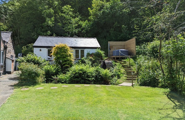 LITTLE PANDY COTTAGE, romantic, character holiday cottage in Caerwys