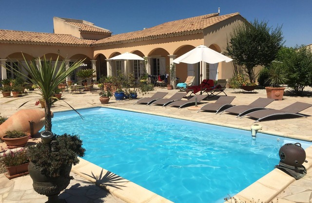 Little paradise, close to Arles, Provence, spacious terrace and pool
