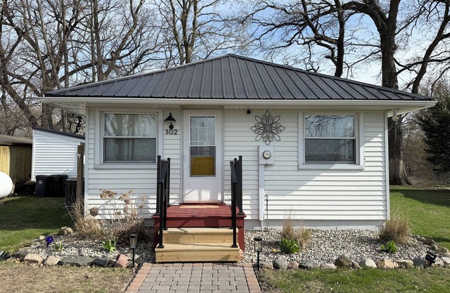 Little River House on Henry, on the serene banks of the Iroquois River