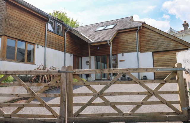 LITTLE RONDEVAL, pet friendly, character holiday cottage in Totnes