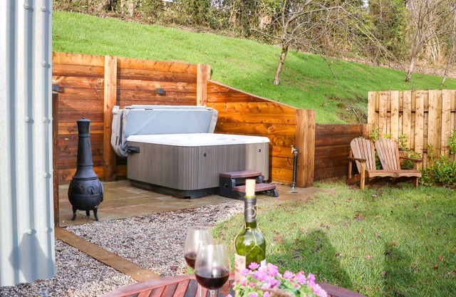 LITTLE SILVER FOX, romantic, with hot tub in High Bickington