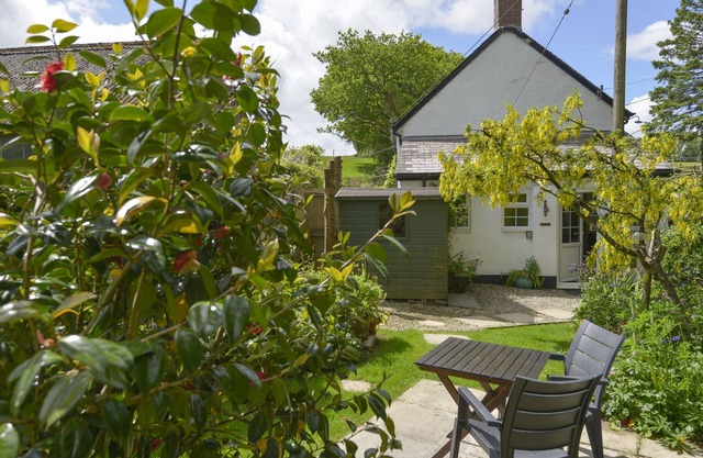 LITTLE WEEK COTTAGE, pet friendly in Bridestowe, Nr Lydford