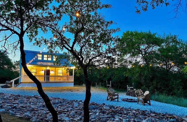 Little White Barn - Private 20 Acre Escape w/Pond