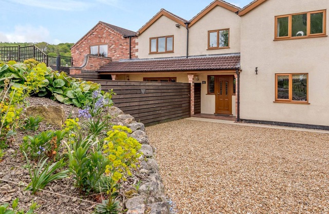 LITTLE WILLOW, pet friendly, with a garden in Golden Valley