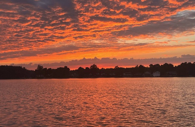Live & Love Life on the Lake at Sunset Cottage!