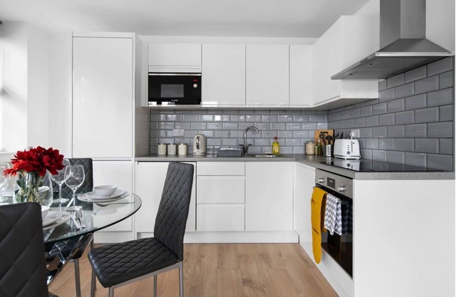 Livestay Modern Two Bed Apartment in Aylesbury4