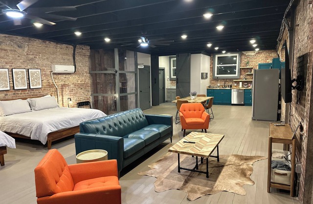 Livie’s LoftnTrendy loft on Main Street