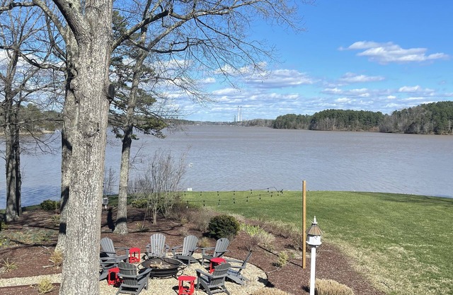 Living the Lake Life w/2 kitchens 6 bdrms
