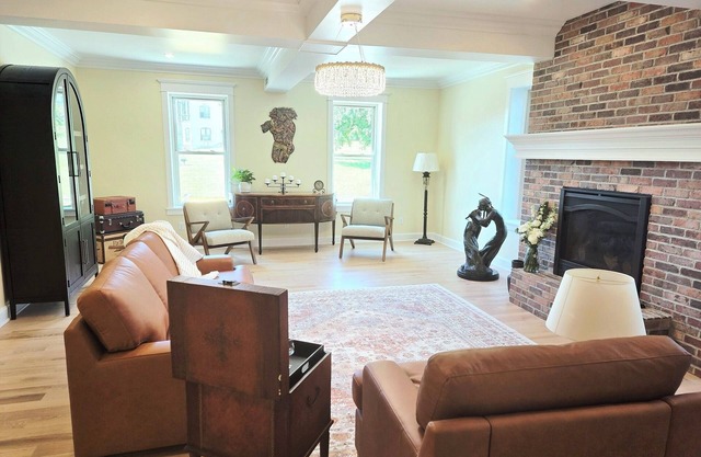Lizzie's Lofts: Downtown, Family-Friendly, Spacious Mansion in Vibrant Decorah
