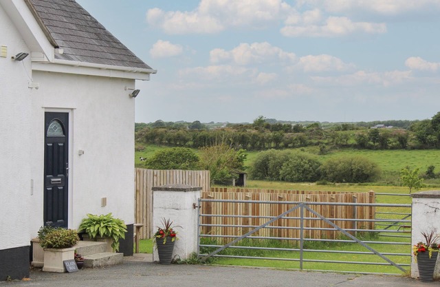 LLAIN MAI, pet friendly, country holiday cottage in Llangefni