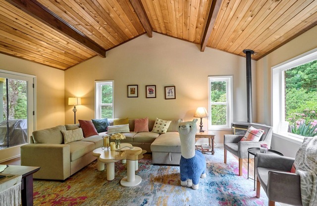 Llama's Creative Home!~Large HotTub~4BR~Dogs ok~Private Garden~Fully Stocked!