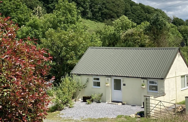 Lletty Bach - pet stays free - detached - parking - ideal location to explore