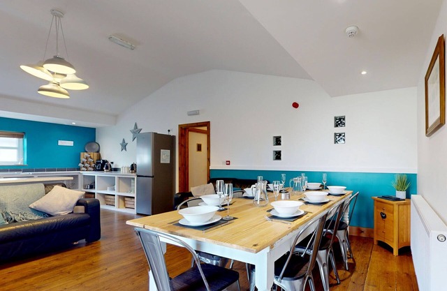 Llety'r Adar - Four Bedroom Cottage, Sleeps 10