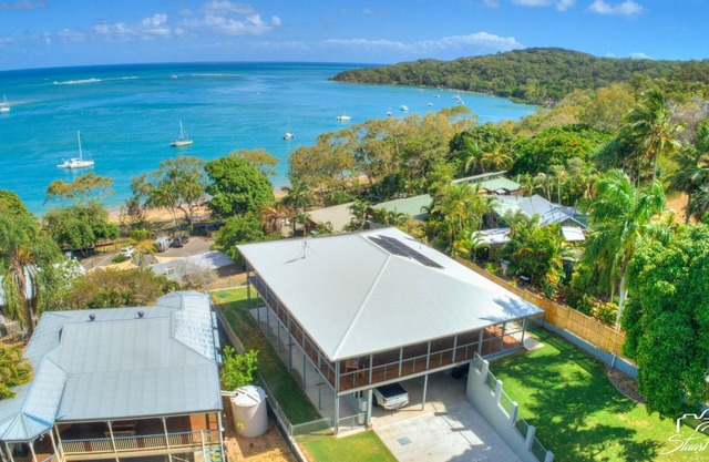 LLEWELLA -1170 water views
