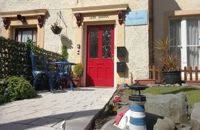 LLYS MADOC, THE TOP FLAT, character holiday cottage in Penmaenmawr